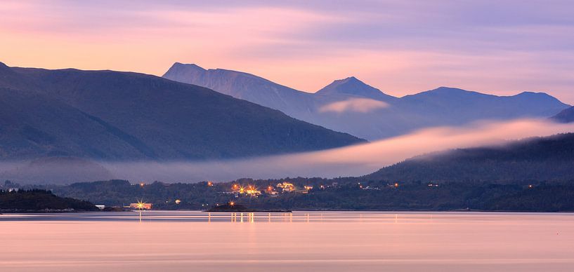 Le petit village de Karvag avant le lever du soleil, Norvège par Henk Meijer Photography