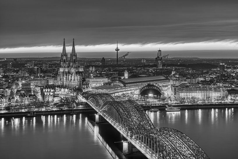 Köln bei Nacht in schwarz-weiß von Michael Valjak