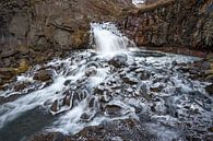 Ijzige waterval in IJsland van Albert Mendelewski thumbnail