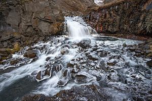 Eisiger Wasserfall in Island von Albert Mendelewski