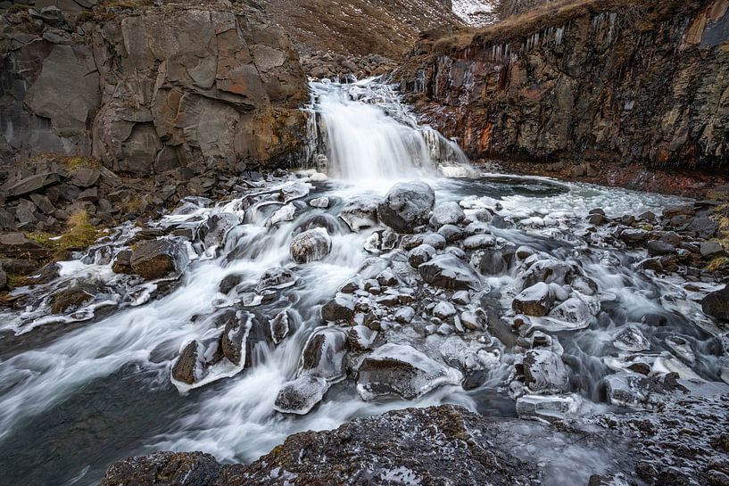 Ijzige waterval in IJsland van Albert Mendelewski