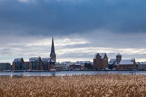 Uitzicht over de Warnow naar Rostock in de winter van Rico Ködder