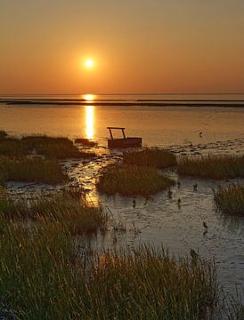 Avond in het wad met zonsondergang van Peter Eckert