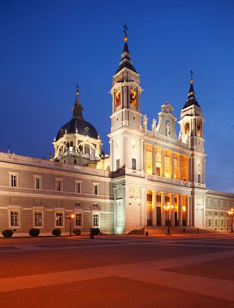 Spanien, Madrid,  Almudena Kathedrale, Abenddämmerung von Torsten Krüger