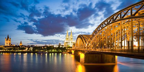 Keulse Dom en de Hohenzollernbrug in Keulen in de avonduren van Werner Dieterich