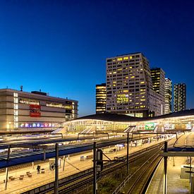 Utrecht CS vanaf de Moreelsebrug in de avond van André Blom Fotografie Utrecht