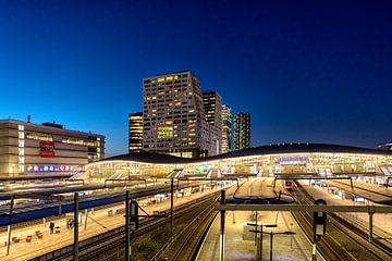 Utrecht CS from the Moreelsebrug in the evening by André Blom Fotografie Utrecht