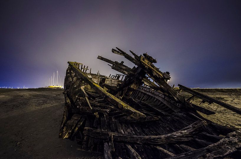 Shipwreck by Night van Photography by Karim