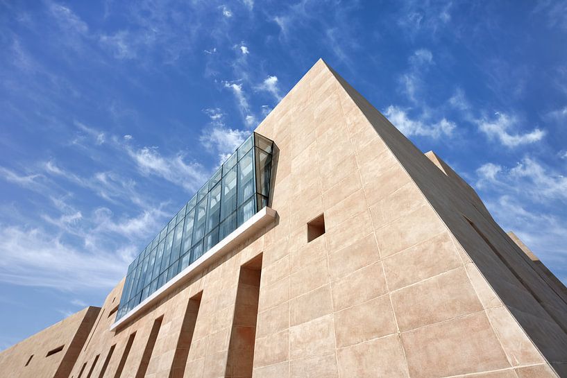 Un musée d'art moderne sous un ciel bleu par Tony Vingerhoets