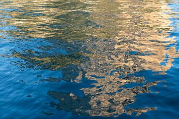 Goudgele reflecties in blauw zeewater 3 van Adriana Mueller