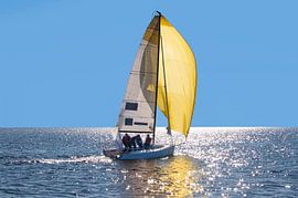 Zeilen op het water. by Brian Morgan