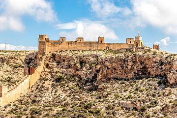 Landschap met de Jayran muur (een Moorse muur) en de Cerro San Christobal Muur in Almeria, Andalusië van WorldWidePhotoWeb