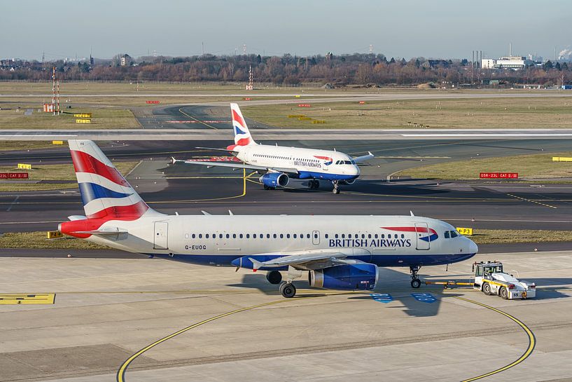 Two British Airways Airbus A319-100s at Düsseldorf. by Jaap van den Berg