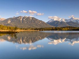 Herbstag am idyllischen Barmsee