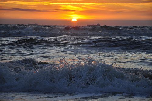 Zonsondergang met branding