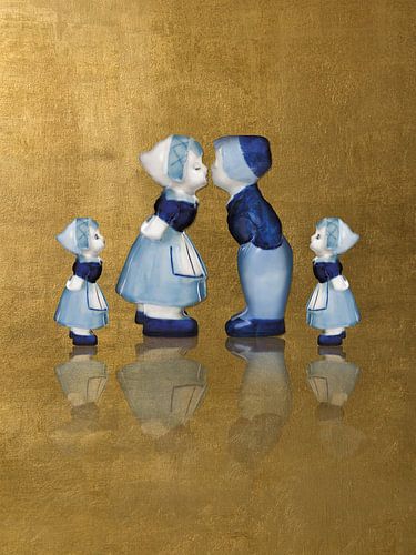 Famille delft bleu couple embrassant avec or