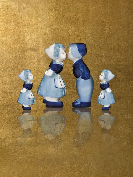 Familie delft blau küssendes Paar mit Gold von Mijke Konijn