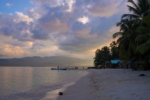 Zonsondergang op tropisch eiland in Panama