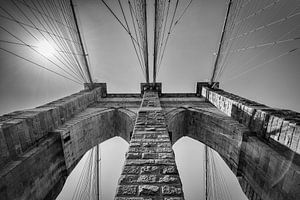 Le pont de Brooklyn, New York en noir et blanc sur Mark De Rooij