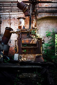 Roestige machines - Verlaten fabriek in de greep van de tijd van InfiniteArtLabs