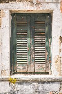 Alter grüner Fensterrahmen mit abblätternder Farbe