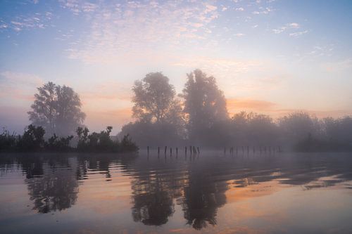 Un magnifique lever de soleil dans le cadre aquatique de Grouw