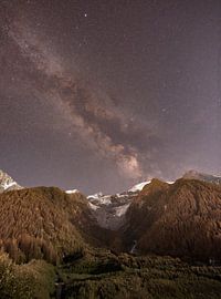 Melkweg boven de gletscher van de Mont Blanc van Lucas De Jong