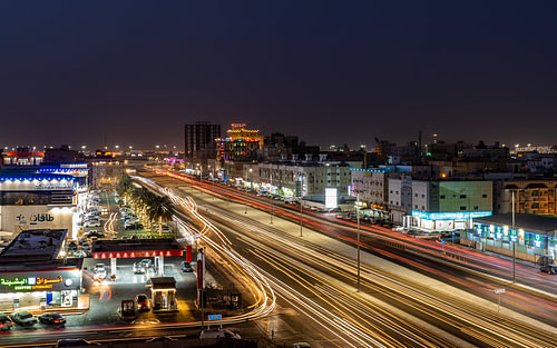 Lichtsporen in het avondverkeer van Jeddah