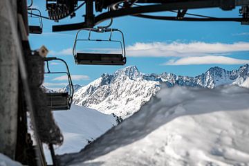 Uitzicht op de Andermatt Gondel en de Zwitserse bergen van Leo Schindzielorz