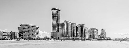 Skyline, boulevard en badstrand van Vlissingen (panorama, zwart-wit)