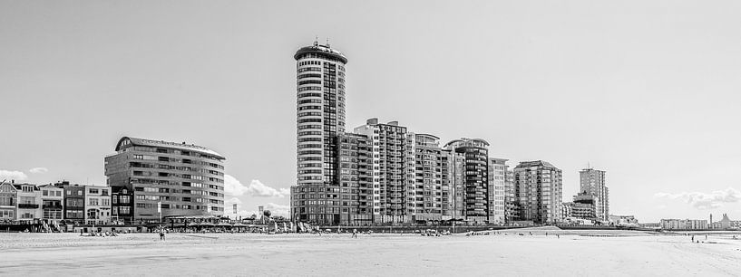 Skyline, boulevard and Vlissingen bathing beach (panorama, black and white) by Fotografie Jeronimo