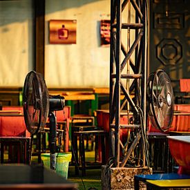 Stadtbild mit aufgereihten Tischen und Ventilatoren von Frank Photos