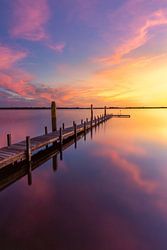 Steiger op de Belterwijde bij zonsondergang – kleurrijke long exposure in Nationaal Park Weerribben-Wieden