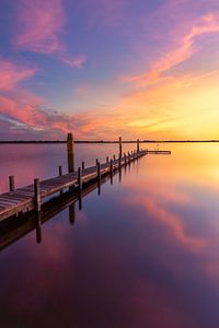 Jetée sur Belterwijde au coucher du soleil - longue exposition colorée dans le parc national Weerribben-Wieden