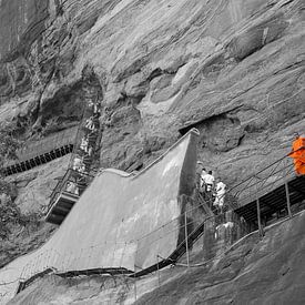 Sigiriya-Felswand mit Mönch und Touristen, Sri Lanka von Jan Fritz