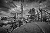 AMSTERDAM Westerkerk en de Prinsengracht | zwart-wit van Melanie Viola thumbnail