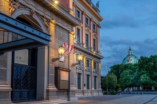 Huis der Muziek met in de achtergrond de Karls Kirche
