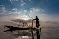 PÊCHEUR AT SUNRISE vist ON WAY TRADITIONNEL AU LAC INLE AU MYANMAR. Avec un panier du poisson est ca par Wout Kok Aperçu