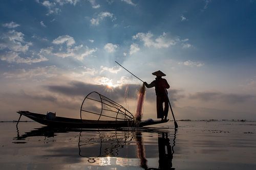 FISCHERS AT SUNRISE Vist AUF traditionelle Weg zum Inle See in Myanmar. Mit einem Korb wird der Fisc