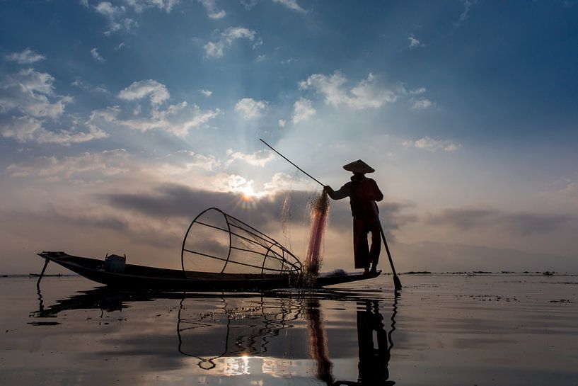 FISCHERS AT SUNRISE Vist AUF traditionelle Weg zum Inle See in Myanmar. Mit einem Korb wird der Fisc von Wout Kok