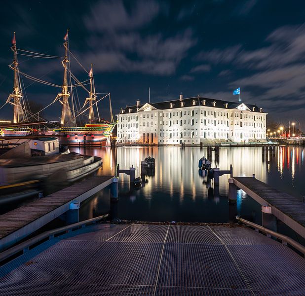 Het Scheepvaartmuseum in Amsterdam am Abend - Niederlande von Jolanda Aalbers