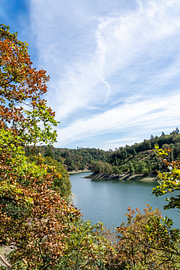 Vue romantique sur le lac de barrage de Sengbach en été sur Your Happy Life