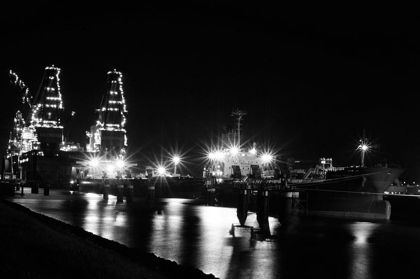 Photographie de nuit en noir et blanc du port de Rotterdam par Mees van der Wiel