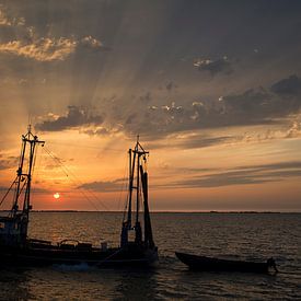 Zonsondergang Markermeer, met IJsselmeervisser  van Juul Baars