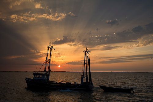 Zonsondergang Markermeer, met IJsselmeervisser  sur Juul Baars