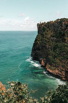 Océan turquoise au temple d'Uluwatu sur Troy Wegman