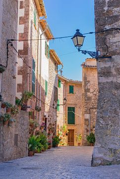 Romantische Straße in der Altstadt von Valldemossa auf Mallorca, Spanien Balearen von Alex Winter