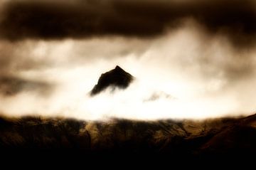 berg in de mist van Frank Kanters