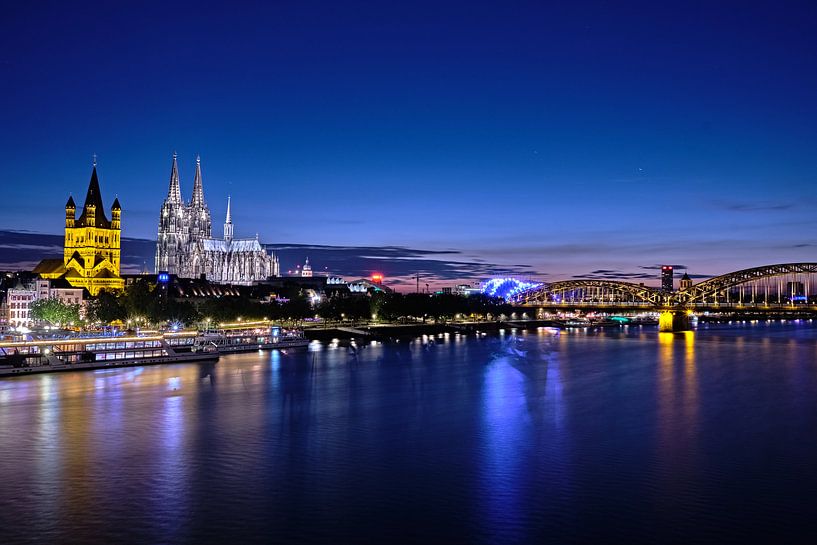 Kölner Dom, Groß St. Martins Kirche, Musical Dome und Hohenzollernbrücke mit Blick auf den Rhein von 77pixels