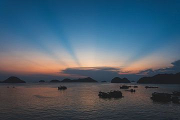 Zonnestralen bij Cat Ba Island, Vietnam van Susanne Ottenheym